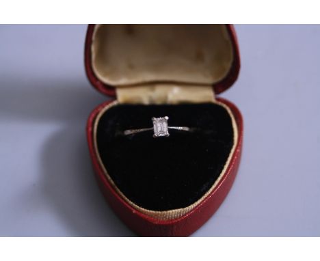 A MODERN SINGLE DIAMOND RING, claw set in white metal, one emerald cut diamond measuring approximately 4.7mm x 3.7mm x 2.7mm,