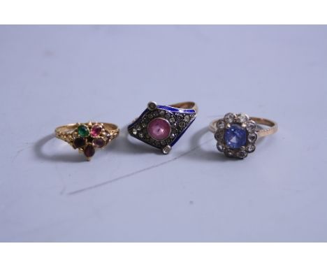 A LATE 19TH TO EARLY 20TH CENTURY FIVE STONE ROUND CLUSTER DRESS RING, carved shoulders, comprised of gemstones to include am