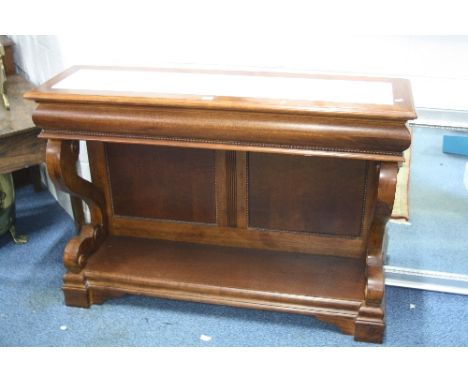 A MODERN HARDWOOD CONSOLE STYLE SIDE TABLE, with marble inset top and lower shelf, approximate size width 123cm x depth 36cm 