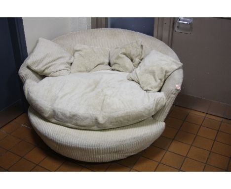 A CREAM UPHOLSTERED TUB STYLE CHAIR/SOFA, with loose cushions