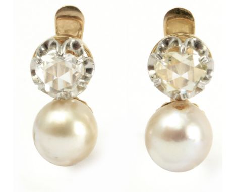And cultured pearls with an 18k. yellow gold setting. Pendientes "Tú y yo". Montura en oro amarillo de 18 k. con vistas en pl