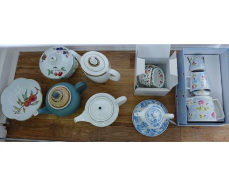 A collection of contemporary tea and table wares to include Royal Worcester dishes, Denby stoneware teapot, Minton Haddon Hal