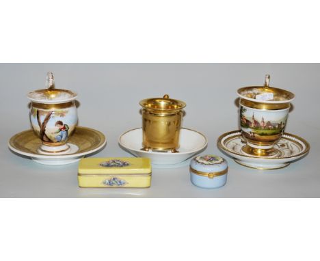 Drei Porzellantassen des Biedermeier, 2 x Bildnistassen &amp;amp; zwei Porzellan-Dosen, Paris, 19.Jh.Drei Tassen auf Untertas