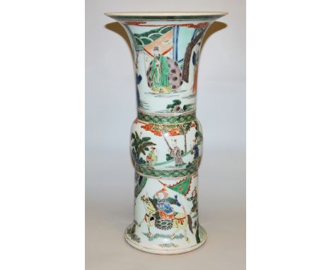 Große Gu-Vase in famille verte, Guangxu-Zeit, China 19. Jh.Porzellanvase, bemalt mit höfischen und kriegerischen Szenen in La