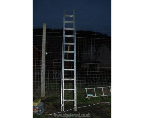 22 rung aluminium double-extension ladder.