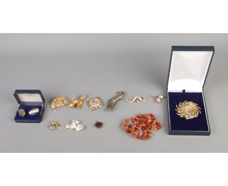 A quantity of costume jewellery, mainly brooches. Includes boxed vintage Monet example.  