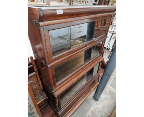 A Globe Wernicke sectional bookcase, height 116cm, width 86.5cm and depth 32cm.