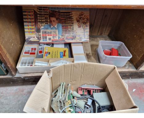 A Triang Arkitex Scale Model construction kit, Set No1, together with a box of Bayko parts and some model railway pieces