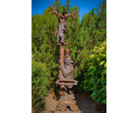 AN EXCEPTIONAL BLACK FOREST HALL STAND, EARLY 20TH CENTURY  carved in the form of a tree with a large bear to the base and a 