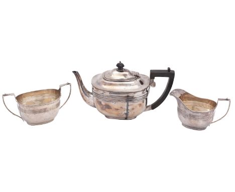 A George V matched silver three piece tea set, teapot London 1927, cream and sugar basin Birmingham 1924, 940 grams, (3).