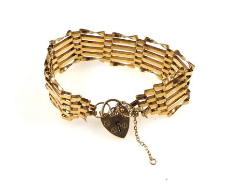 9ct gold gate link bracelet with heart-shaped padlock, 12.5 grams 