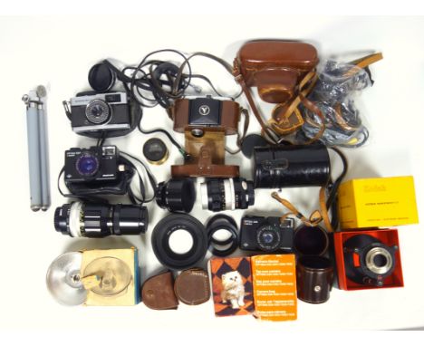 Good quantity of camera related items, to include Kodak Six-20 Brownie C and D cameras, other film cameras including Olympus,