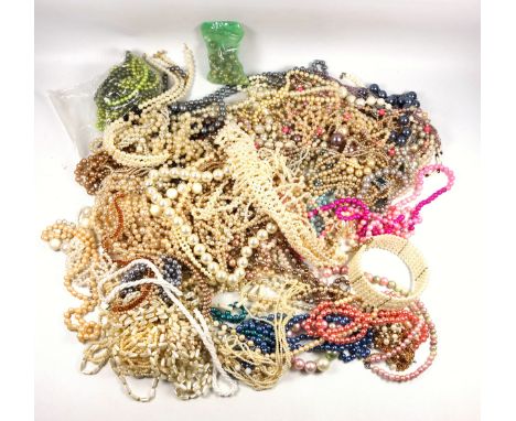 Large quantity of simulated pearl necklaces. (a lot) 