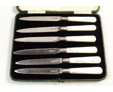 Set of 6 George V silver bladed fruit knives, each with a mother-of-pearl handle, by Charles James Allen, Sheffield, 1930, ca