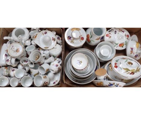 ROYAL WORCESTER 'EVESHAM' a quantity to include napkin ring, lemon squeezers, avocado dishes and others