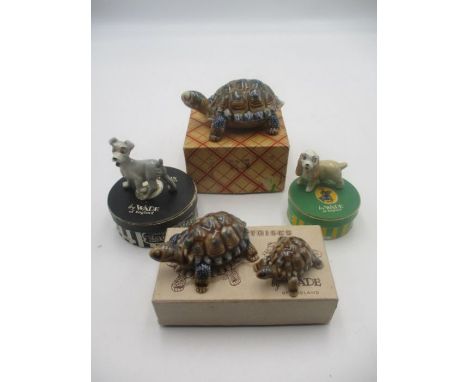 A small quantity of Wade animal figures including Lady and Tramp 