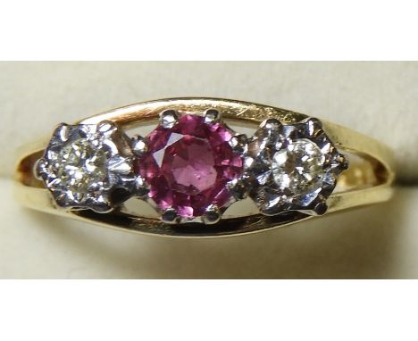 18CT GOLD DIAMOND & RUBY 3 STONE RING 