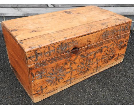 PINE POKERWORK SMALL TRUNK 22'X12'X10'