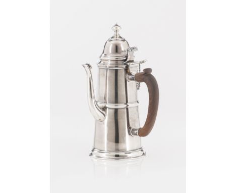 A chocolate potSilver, fineness .916Plain polished decorationUrn-shaped lid finial and wooden handleLisbon hallmark (1938-198