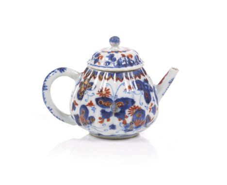 Small teapot with lidChinese export porcelainImari decoration depicting butterflies and floral motifsKangxi Period (1662-1722