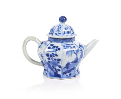 Small teapot with lidChinese export porcelainUnderglaze blue decoration depicting Oriental figures, pagodas and river landsca