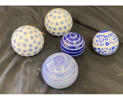 5 Vintage decorative ceramic carpet balls 