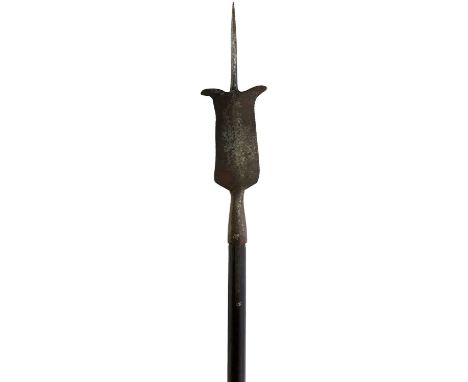 40cm double head with hooked top to either side, spike finial, mounted on a later wooden haft. Circa 1510-1520. 220cm over al