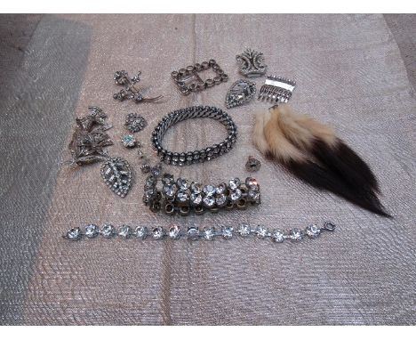 A small quantity of vintage diamonte costume jewellery