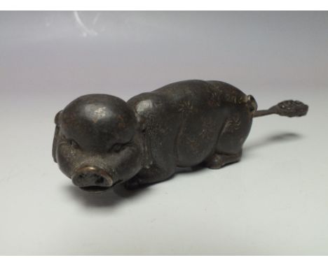 A CHINESE BRONZE LOCK AND KEY IN THE FORM OF A PIG, W 13 cm