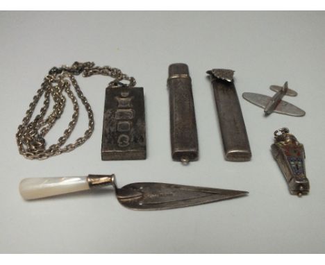 A HALLMARKED SILVER MINIATURE TROWEL - BIRMINGHAM 1926, together with a selection of silver and white metal collectables, to 