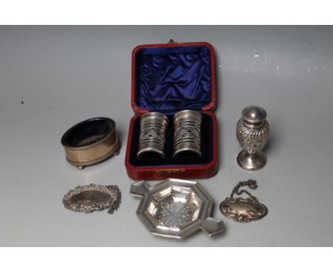 A COLLECTION OF HALLMARKED SILVER CONSISTING OF A CASED PAIR OF PIERCED PEPPERETTES - BIRMINGHAM 1896, a decanter label toget