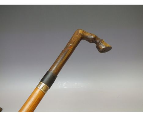 A 19TH CENTURY WALKING STICK WITH CARVED HORN HANDLE, in the form of a horse hoof, metal ferrule, overall L 77 cm