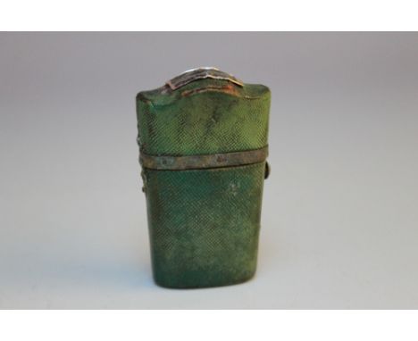 AN 18TH CENTURY TYPE SHAGREEN SCENT BOTTLE, with push button opening mechanism, H 6 cm