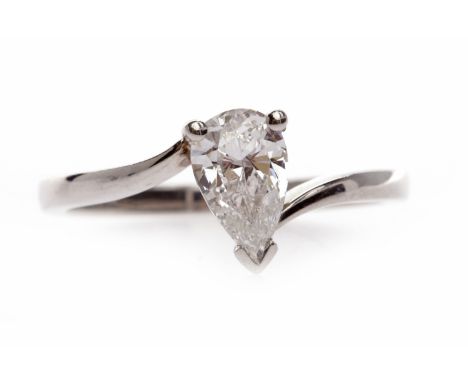 PLATINUM DIAMOND SOLITAIRE RINGset with a pear shaped diamond of approximately 0.91 carats on crossover shoulders, size P-Q, 