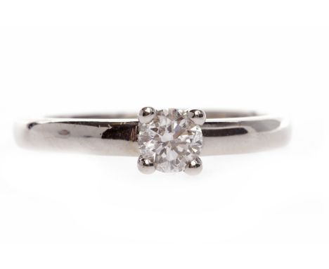 PLATINUM DIAMOND SOLITAIRE RINGset with a round brilliant cut diamond of approximately 0.47 carats, size S, 5.8g