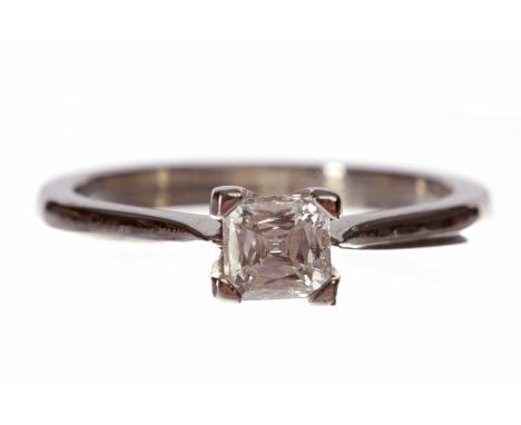 PLATINUM DIAMOND SOLITAIRE RINGset with a square step cut diamond of approximately 0.52 carats, size L-M, 4.5g