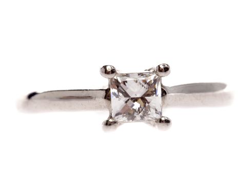 PLATINUM DIAMOND SOLITAIRE RINGset with a princess cut diamond of approximately 0.35 carats, size K, 4.6g