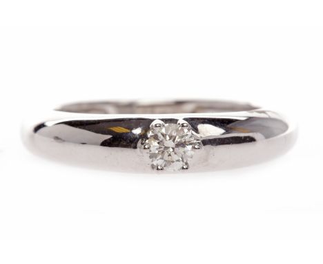 EIGHTEEN CARAT WHITE GOLD DIAMOND SET BAND4.8mm wide and set with a central round brilliant cut stone of approximately 0.21 c