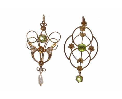 ART NOUVEAU PERIDOT AND PEARL PENDANTopenwork and set with a single round peridot above a moulded floral motif flanked by two