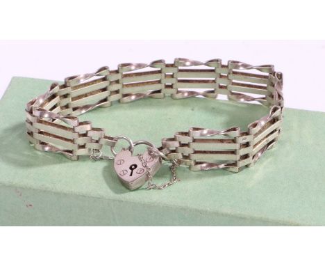 A silver gate link bracelet with a silver heart shaped clasp, weight&nbsp; 0.5oz