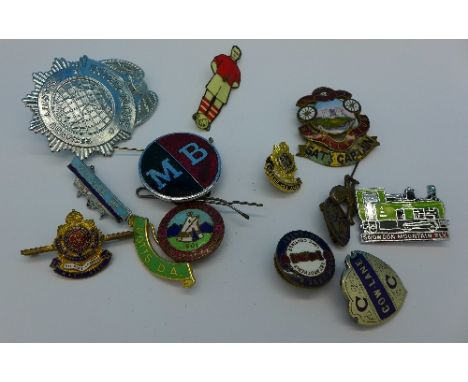An enamel Notts Castle Bicycle Club badge, a/f, and other badges