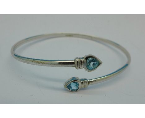 A 9ct white gold bangle set with topaz, 4.5g