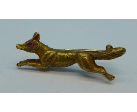 A 15ct gold fox brooch with cabochon ruby eyes, 4.8g, 28mm