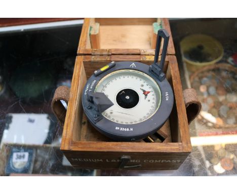 Air Ministries Medium Landing Compass 6B/34 No.3368 H in Oak fitted box 