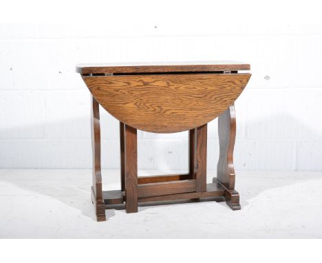 Small oak occasional table, oval top with two leaves, gate legs, the top 61cm x 68cm.
