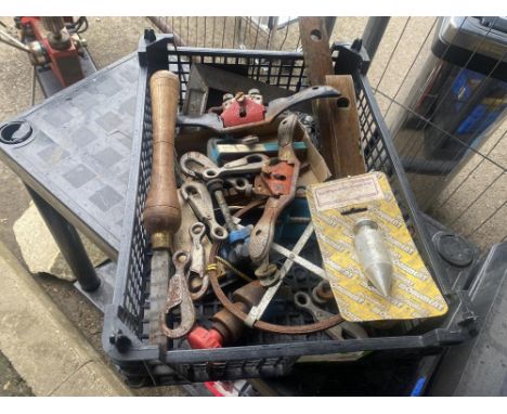A quantity of miscellaneous small tools
