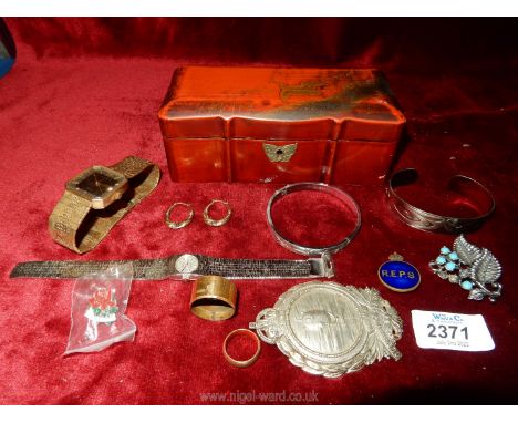 A small red lacquered oriental box and contents including an 18ct gold walking stick band by HF &amp; BF, 5.5 gms approx., a 