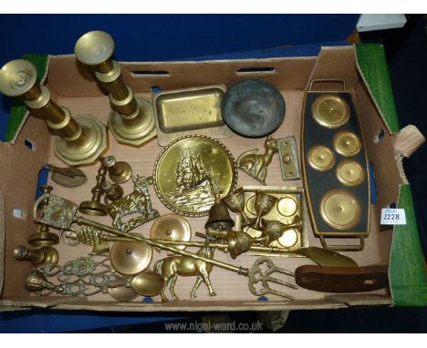 A quantity of miscellaneous brass including a pair of pusher candlesticks, shoe horn, toasting fork, egg cups, etc.