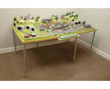 N Gauge electric model railway diorama with train station, bridges, tunnels and other accessories, L173cm 