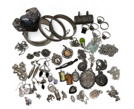 A collection of antique and vintage silver and costume jewellery and other collectables. To include six 925 rings (one as fou